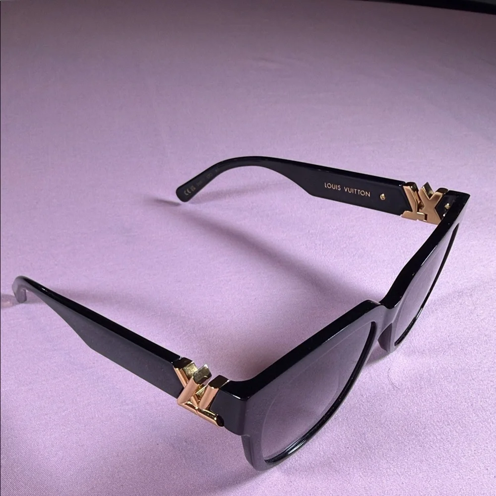 Louis Vuitton Sunglasses in Black with Gold Details -New, never worn - Picture 1 of 8